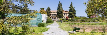 Téléchargez les photos : Thessalonique, Grèce - 28 avril 2023 : Jardin potager éducatif et serres à l'American Farm School de Thessalonique Macédoine centrale en Grèce - en image libre de droit