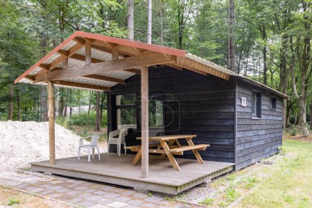 Winzige nachhaltige Holzhäuser zur Miete im Wald in Odoorn in der Provinz Drenthe in den Niederlanden