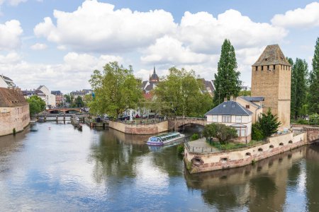 Foto de Estrasburgo, Francia - 14 de mayo de 2023: Barrage Vauban y crucero turístico vista panorámica de Estrasburgo en la región de Elsacia a lo largo del río Rin en Francia - Imagen libre de derechos