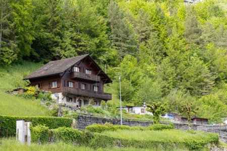 Téléchargez les photos : Typique maison en bois suisse dans un village pittoresque Saint-Ursanne dans le canton du Jura quartier Porrentruy en Suisse - en image libre de droit