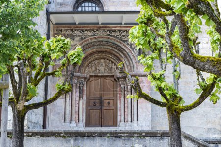 Foto de Paisaje urbano con puerta de entrada de la iglesia del pintoresco pueblo de Saint-Ursanne en el cantón Jura desalojar Porrentruy en Suiza - Imagen libre de derechos