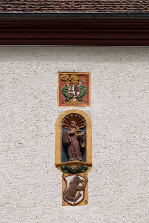 Téléchargez les photos : St-Ursanne, Suisse - 15 mai 2023 : Sculpture de Smaal à la mairie du village pittoresque Saint-Ursanne dans le canton du Jura quartier Porrentruy en Suisse - en image libre de droit