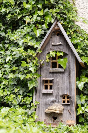 Téléchargez les photos : Belle petite maison de gnome en bois dans le village Saint-Ursanne dans le canton du Jura quartier Porrentruy en Suisse - en image libre de droit