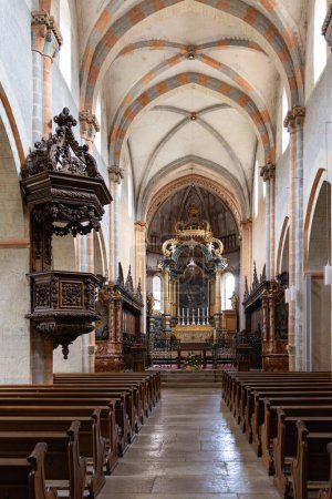 Téléchargez les photos : Interor de l'église du village pittoresque Saint-Ursanne dans le canton du Jura quartier Porrentruy en Suisse - en image libre de droit