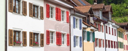 Foto de Fila de casas multicolores en la aldea Saint-Ursanne en el cantón Jura desalojar Porrentruy en Suiza - Imagen libre de derechos