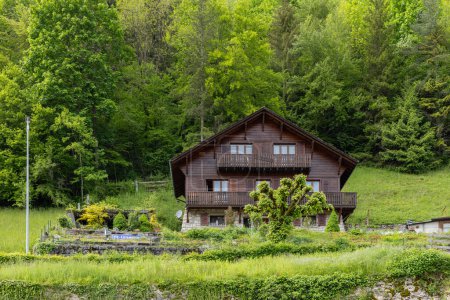 Téléchargez les photos : Typique maison en bois suisse dans un village pittoresque Saint-Ursanne dans le canton du Jura quartier Porrentruy en Suisse - en image libre de droit