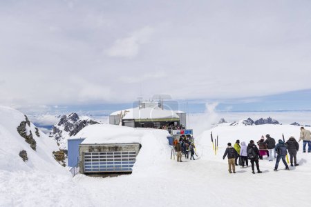 Foto de Engelberg, Suiza - 19 de mayo de 2023: Turismo en el edificio más alto Monte Titlis 3020 metros de altitud en Engelberg Suiza - Imagen libre de derechos