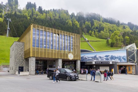 Foto de Engelberg, Suiza - 19 de mayo de 2023: Edificio de entrada Monte Titlis 3020 metros de altitud en Engelberg Suiza - Imagen libre de derechos