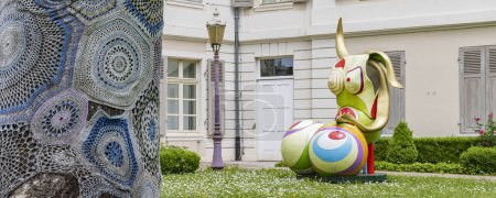 Foto de Mulhouse, Francia - 20 de mayo de 2023: Jardín con escultura deMuseo de Bellas Artes en Mulhouse departamento Haut-Rhin Elsace región en Francia - Imagen libre de derechos