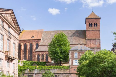 Téléchargez les photos : Paysage urbain avec ancienne église et château de Rohan Saverne dans le nord de l'Alsace France - en image libre de droit