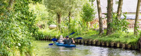 Foto de Viaje en canoa en Spreewald Venecia de Alemania con muchos canales y placer acuático entre Dresde y Berlín en el estado de Brandeburgo en Alemania - Imagen libre de derechos