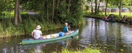 Téléchargez les photos : Excursion en canoë à Spreewald Venise d'Allemagne avec beaucoup de canaux et de plaisir aquatique entre Dresde et Berlin dans l'état de Brandebourg en Allemagne - en image libre de droit