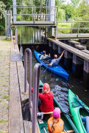 Foto de Pasando esclusa canoa viaje en Spreewald Venecia de Alemania con un montón de canales y el placer del agua entre Dresde y Berlín en Brandeburgo estado en Alemania - Imagen libre de derechos