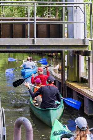 Téléchargez les photos : Excursion en canot-écluse à Spreewald Venise d'Allemagne avec beaucoup de canaux et de plaisirs aquatiques entre Dresde et Berlin dans l'état de Brandebourg en Allemagne - en image libre de droit