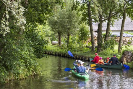 Foto de Viaje en canoa en Spreewald también llamada Venecia de Alemania con muchos canales y placer acuático entre Dresde y Berlín en el estado de Brandeburgo en Alemania - Imagen libre de derechos