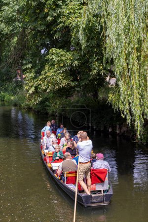 Téléchargez les photos : Burg, Allemagne - 22 juillet 2023 : Voyage en bateau à moteur traditionnel à Spreewald Venise en Allemagne entre Dresde et Berlin dans l'état de Brandebourg en Allemagne - en image libre de droit