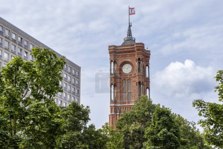 Téléchargez les photos : Tour avec horloge et drapeau de la mairie rouge appelée Rotes Rathaus de Berlin située dans le quartier Mitte en Allemagne Europe. - en image libre de droit