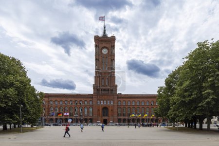 Téléchargez les photos : Berlin, Allemagne - 24 juillet 2023 : Hôtel de ville rouge appelé Rotes Rathaus de Berlin situé dans le quartier Mitte en Allemagne Europe. - en image libre de droit