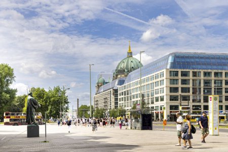 Téléchargez les photos : Berlin, Allemagne - 24 juillet 2023 : Paysage urbain avec monument Luther près de l'église Sainte-Marie à Berlin en Allemagne Europe. - en image libre de droit