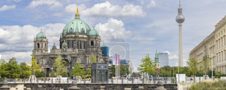 Téléchargez les photos : Berlin, Allemagne - 24 juillet 2023 : Cathédrale de Berlin appelée Berliner Dom et célèbre tour de télévision à Berlin en Allemagne Europe. - en image libre de droit