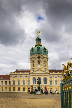 Foto de Berlín, Alemania - 25 de julio de 2023: Entrada al palacio Charlottenburg en Berlín, Alemania - Imagen libre de derechos