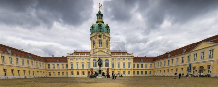 Foto de Berlín, Alemania - 25 de julio de 2023: Entrada al palacio Charlottenburg en Berlín, Alemania - Imagen libre de derechos