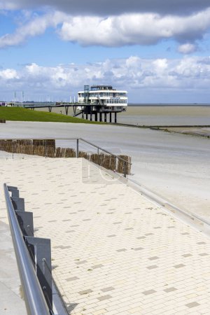 Téléchargez les photos : Delfzijl, Pays-Bas - 8 août 2023 : Plate-forme et promenade avec Eemshotel le long de la plage de Delfzijl dans la province de Groningue aux Pays-Bas - en image libre de droit