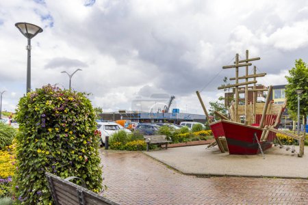 Téléchargez les photos : Delfzijl, Pays-Bas - 8 août 2023 : Parking vert avec aire de jeux pour bateaux à Delfzijl dans la province de Groningue aux Pays-Bas - en image libre de droit