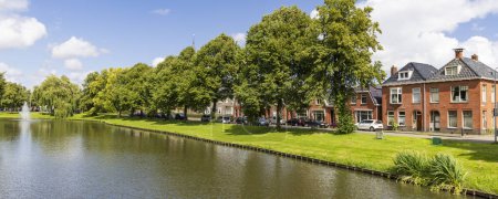 Téléchargez les photos : Maisons le long de la route Buitensingel dans le centre de Delfzijl dans la province de Groningue dans le nord-est des Pays-Bas - en image libre de droit