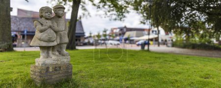 Téléchargez les photos : Roden, Pays-Bas - 29 août 2023 : Sculpture en pierre de personnages principaux d'Ot et Sien d'histoires d'enfants hollandaises par Hindericus Scheepstrain à Roden, Drenthe Pays-Bas - en image libre de droit