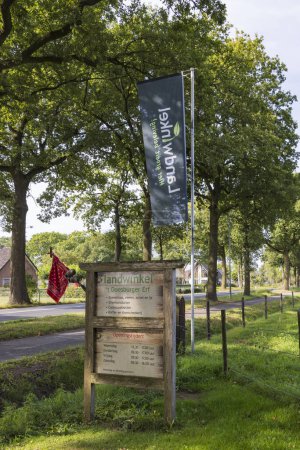 Téléchargez les photos : Ede, Pays-Bas - 16 septembre 2023 : Panneau d'information de la ferme locale en dehors de la ville Ede en Gueldre aux Pays-Bas - en image libre de droit