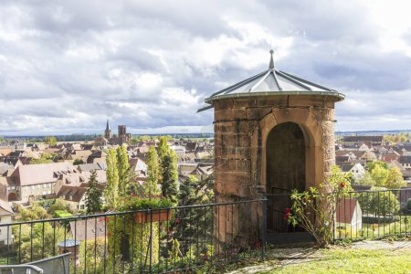 Téléchargez les photos : Vue panoramique depuis Château dIsenbourg et Spa sur le pittoresque village de Rouffach Haut-Rhin dans le département du Grand Est au nord-est de la France - en image libre de droit