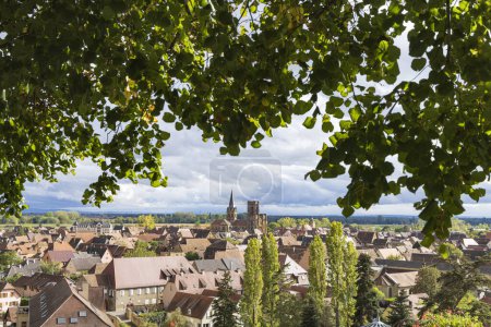 Téléchargez les photos : Vue panoramique depuis Château dIsenbourg et Spa sur le pittoresque village de Rouffach Haut-Rhin dans le département du Grand Est au nord-est de la France - en image libre de droit
