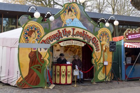 Foto de Arnhem, Países Bajos - 3 de diciembre de 2023: Carpa de circo tradicional y actuación en la feria de Arnhem Gelderland - Imagen libre de derechos