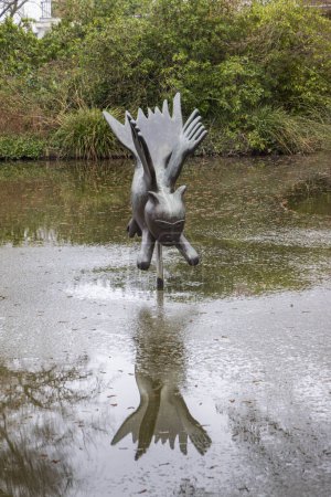 Foto de Amstelveen, Países Bajos - 21 de enero de 2024: Escultura The Catbird de Corneille 2003 en un estanque frente al Museo de Arte Moderno Cobra en Amstelveen, Países Bajos - Imagen libre de derechos