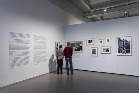 Téléchargez les photos : Amstelveen, Pays-Bas - 21 janvier 2024 : Visiteurs regardant le portrait du célèbre photographe néerlandais Anton Corbijn au Cobra Museum of modern art à Amstelveen, Pays-Bas. - en image libre de droit