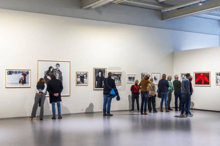 Téléchargez les photos : Amstelveen, Pays-Bas - 21 janvier 2024 : Visiteurs regardant des portraits du célèbre photographe néerlandais Anton Corbijn au Cobra Museum of modern art à Amstelveen, Pays-Bas. - en image libre de droit