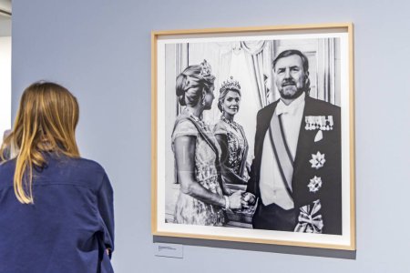 Foto de Amstelveen, Países Bajos - 21 de enero de 2024: Retrato del rey Guillermo y la reina Máximas del fotógrafo holandés Anton Corbijn en Cobra Museum of modern art in Amstelveen, Países Bajos - Imagen libre de derechos
