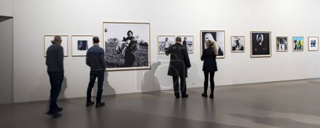 Téléchargez les photos : Amstelveen, Pays-Bas - 21 janvier 2024 : Visiteurs regardant des portraits du célèbre photographe néerlandais Anton Corbijn au Cobra Museum of modern art à Amstelveen, Pays-Bas. - en image libre de droit