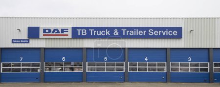 Téléchargez les photos : Ede, Pays-Bas - 11 février 2024 : DAF Truck center in Ede Pays-Bas, fabricant leader de camions commerciaux en Europe. - en image libre de droit