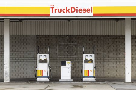 Téléchargez les photos : Ede, Pays-Bas - 11 février 2024 : Station Shell Truck Diesel avec deux pompes à huile à Ede, Pays-Bas. Première compagnie pétrolière en Europe. - en image libre de droit