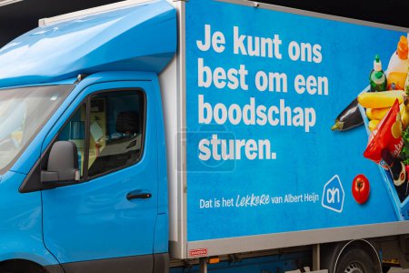 Téléchargez les photos : Ede, Pays-Bas - 11 février 2024 : Camionnettes de livraison Albert Heijn l'une des plus grandes chaînes de supermarchés aux Pays-Bas - en image libre de droit