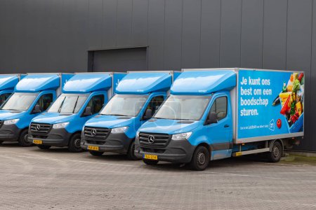 Téléchargez les photos : Ede, Pays-Bas - 11 février 2024 : Camionnettes de livraison Albert Heijn l'une des plus grandes chaînes de supermarchés aux Pays-Bas - en image libre de droit
