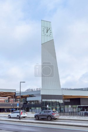 Téléchargez les photos : Ede, Pays-Bas - 1er mars 2024 : Nouvelle gare centrale d'Ede-Wageningen immédiatement après l'ouverture, qui a été développée sur la base des principes de durabilité. - en image libre de droit