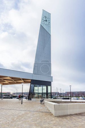 Foto de Ede, Países Bajos - 1 de marzo de 2024: Nueva estación central de Ede-Wageningen inmediatamente después de la apertura, que se desarrolló sobre la base de los principios de sostenibilidad. - Imagen libre de derechos