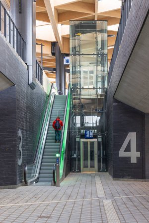 Téléchargez les photos : Ede, Pays-Bas - 1er mars 2024 : Passage avec escaliers roulants vers les quais de la nouvelle gare centrale d'Ede-Wageningen aux Pays-Bas - en image libre de droit