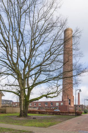 Téléchargez les photos : Maisons modernes nouvellement construites autour des anciennes tours de l'usine ENKA à Ede, province de Gueldre aux Pays-Bas. - en image libre de droit