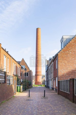 Téléchargez les photos : Maisons modernes nouvellement construites autour des anciennes tours de l'usine ENKA à Ede, province de Gueldre aux Pays-Bas. - en image libre de droit