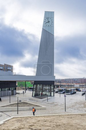Téléchargez les photos : Ede, Pays-Bas - 1er mars 2024 : Nouvelle gare centrale d'Ede-Wageningen immédiatement après l'ouverture, qui a été développée sur la base des principes de durabilité. - en image libre de droit