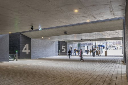 Foto de Ede, Países Bajos - 1 de marzo de 2024: Pasaje a las plataformas ferroviarias en la nueva estación central de Ede-Wageningen en Países Bajos - Imagen libre de derechos